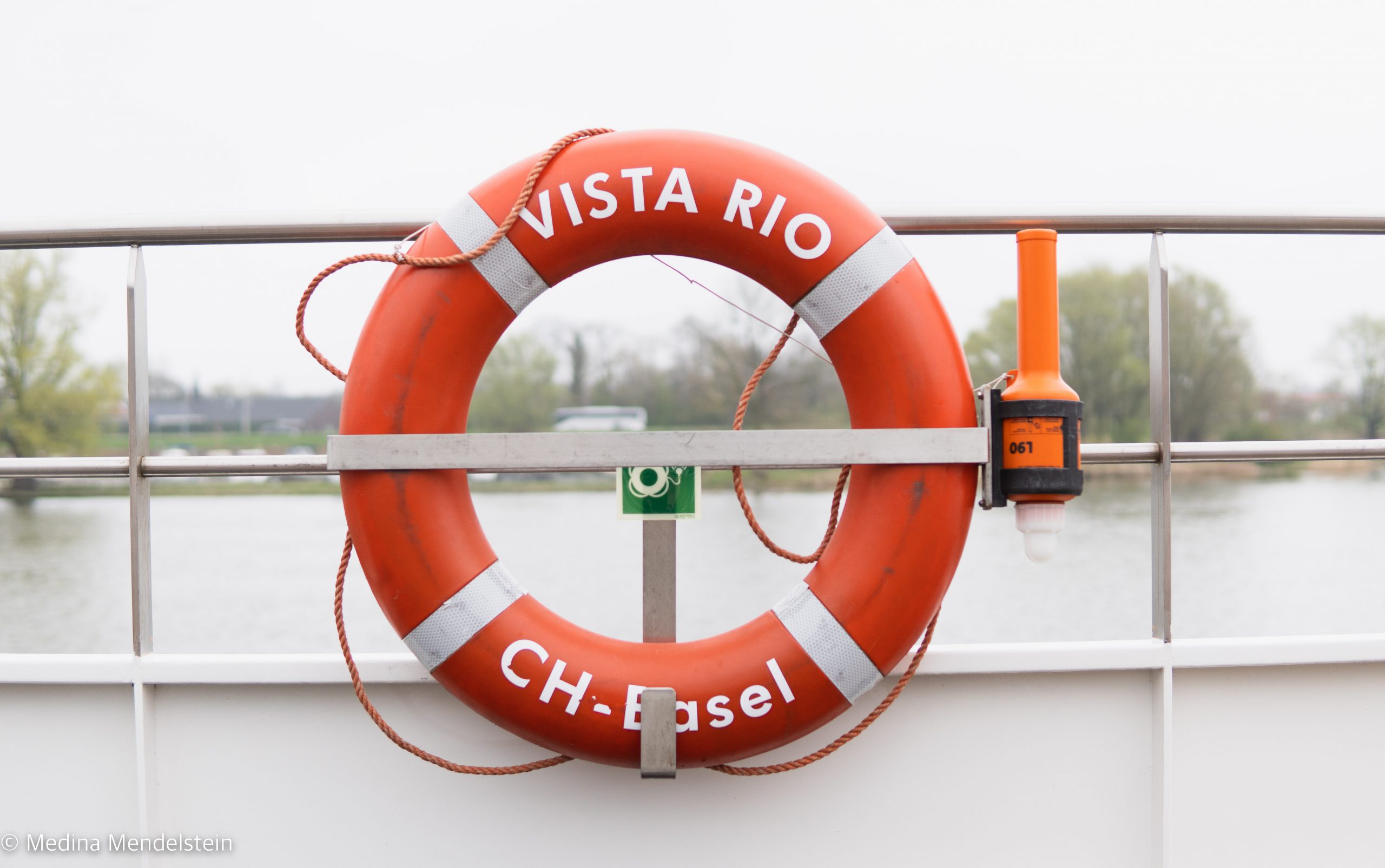 Rettungsring der Vista Rio, Flusskreuzfahrtschiff. An der Reeling befestigt.