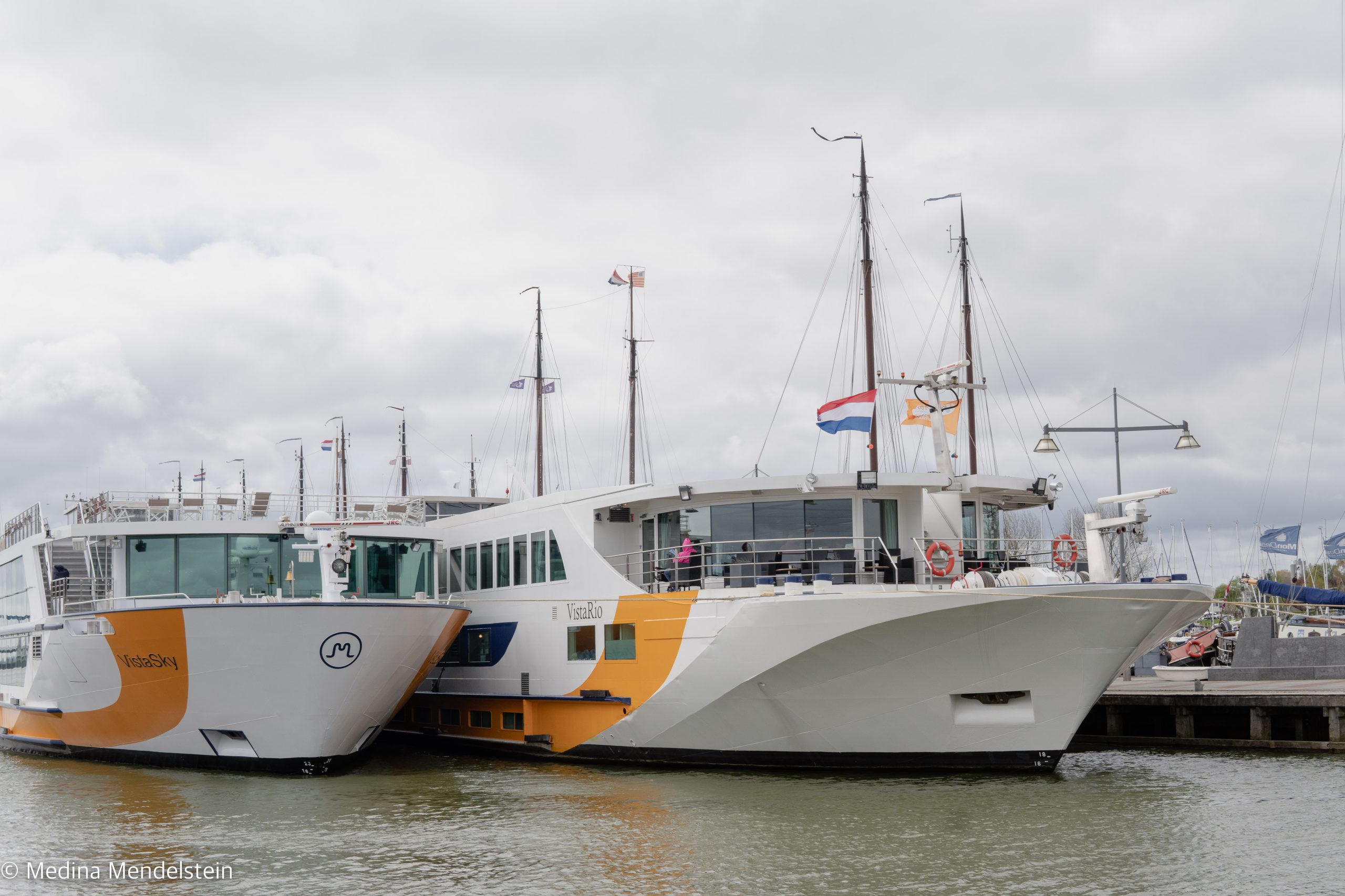 Kreuzfahrt Galaprogramm in den Niederlanden. Die Flusskreuzfahrtschiffe, Vista Rio und Vista Sky liegen an einer Mauer.